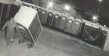 В Британии высокоорганизованные воры украли 13 мобильных туалетов (видео)