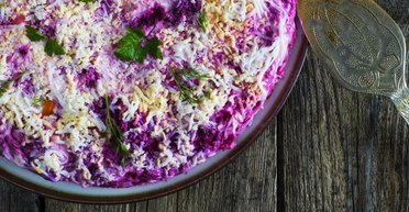 Новогодний стол 2025: как приготовить салат "Шуба" с оригинальным ингредиентом