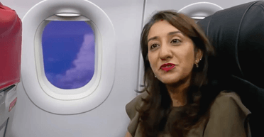 "Дешевше, ніж квартира": жінка щодня літає на роботу літаком (фото)