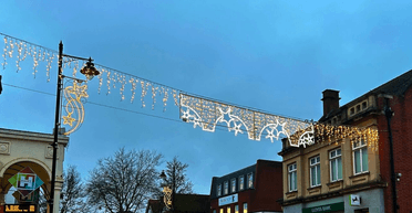 Прикраси до Різдва в одному з міст висміяли за схожість зі спідньою білизною (фото)