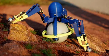 Наземний дрон SKOOTR отримав три ноги та сферу всередині: як це покращує переміщення (відео)