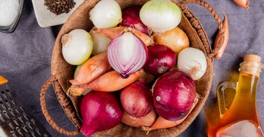 Нарезать лук, не проронив ни слезинки: физики назвали лучшую технику