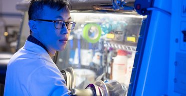 "Тоньше человеческого волоса": ученые нашли способ улучшить цинковые аккумуляторы