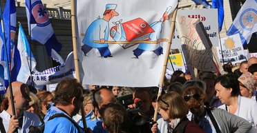 Саакашвили, медики и "вкладчики". Как прошел протестный день в Киеве