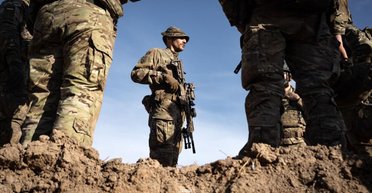 Кинематографическая история: боец НГУ попал в окружение россиян и сбежал оттуда на их байке