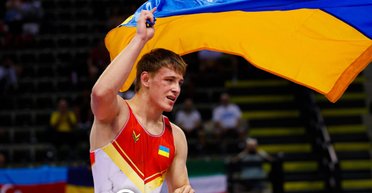 Украинский борец отвернулся от флага РФ во время награждения россиянина (видео)