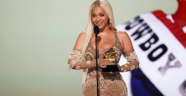 Прикра неприємність: дорога сукня Бейонсе "зламалася" на "Греммі 2025" (фото)