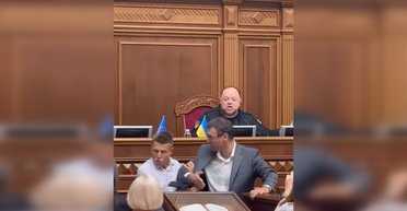 "Заблокирую на х***н": в Верховной Раде подрались нардепы Гончаренко и Гетманцев (видео)
