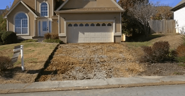 Исчезла без причины: неизвестные похитили дорожку из камня к дому женщины (видео)