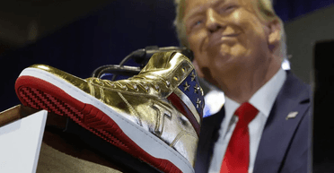 "Завяжите шнурки, идите к победе": Дональд Трамп представил золотые кроссовки (фото)