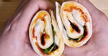 Гарячий перекус нашвидкуруч: піца-рулет із салямі на лаваші