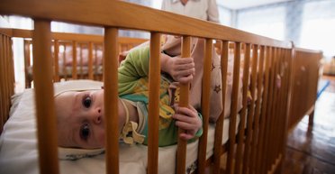 В Украине повышают размер соцпомощи для приемных семей: детали