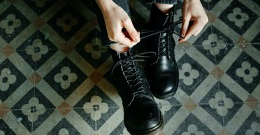 Их время уже ушло: мэтр моды назвал 4 вида обуви, которую лучше оставить в прошлом (фото)