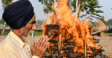 Помилка лікарів: чоловік "воскрес із мертвих" перед кремацією на багатті (фото)