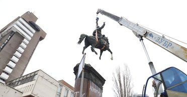 В Киеве демонтировали памятник, натурщиком для которого был Кравчук (фото, видео)