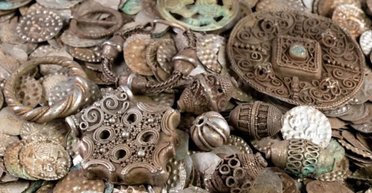 Копав черв'яків, а знайшов 20 000 монет: житель Швеції виявив унікальний скарб ХІІ століття (фото)