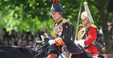 73-летняя принцесса Анна умело справилась с непослушной лошадью (видео)