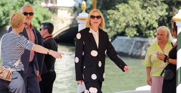 Кейт Бланшетт у костюмі в горошок зʼявилася на Венеційському кінофестивалі-2024 (фото)