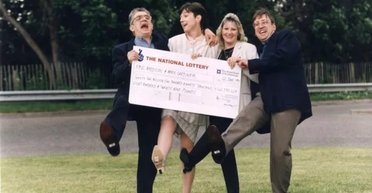 Победитель лотереи, спустивший состояние в 11 млн фунтов, вернулся к продаже окон (фото)