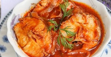 Риба з овочами в томатному соусі: покроковий рецепт