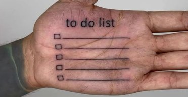 "Це геніально": чоловік зробив татуювання зі "списком справ на день" на долоні (фото)