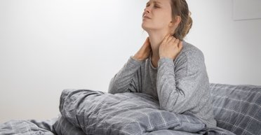 Не вставая с постели: 5 растяжек, которые помогут избавиться от боли в шее и плечах