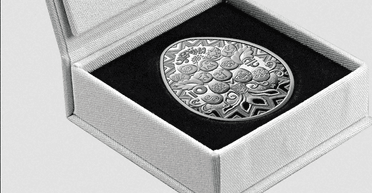 Колекціонери влаштували полювання: Нацбанк представив незвичайну монету у формі писанки (фото)