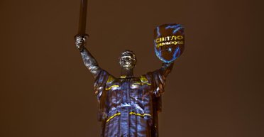 В Киеве энергетики символически подсветили Родину-Мать (фото)