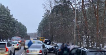 Столкнулись сразу 13 авто: в Киеве произошло масштабное ДТП (фото, видео)