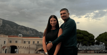 Жена Усика показала их четверых детей: где они живут во время войны (фото)