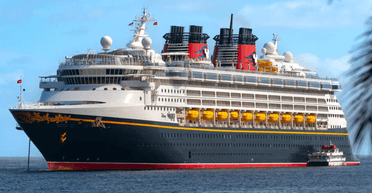 5-летняя девочка выпала с круизного лайнера, а отец-герой прыгнул за ней: что произошло дальше