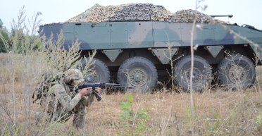 Бойцы 57-й бригады показали польские БТР Rosomak на учениях (фото)