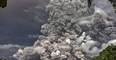 Эвакуируют 12 тысяч, закрыты аэропорты: в Индонезии повторное извержение вулкана (видео)