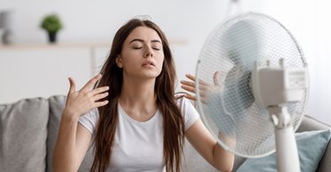 Помилялася 28 років: жінка зрозуміла, як правильно користуватися вентилятором у спеку (відео)