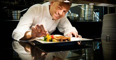 Інженери та лікарі. Чому в бідній країні працюють заклади, гідні світових франшиз