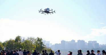 Воздушные перевозки: в Китае выдали лицензии на запуск летающих такси (видео)