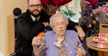 Подобаються чоловіки у формі: жінка запросила стриптизера на свій 102 день народження (фото)