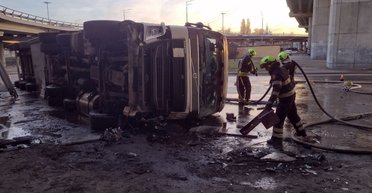 Водителю стало плохо: спасатели рассказали, почему грузовик упал с моста в Киеве (фото)