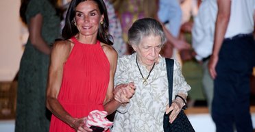 У розкішній кораловій сукні: королева Летиція вирушила на сімейний обід