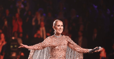 Тяжелобольная Селин Дион в облегающем платье выступила на показе Elie Saab (фото)