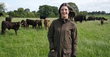 Новий тренд: дівчина змінила квартиру в столиці на будинок у селі (фото)