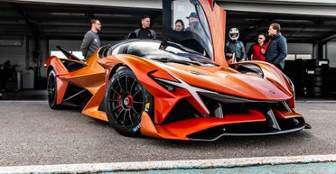 Схожий на трансформера: у Німеччині створили брутальний суперкар із мотором Ferrari (фото)