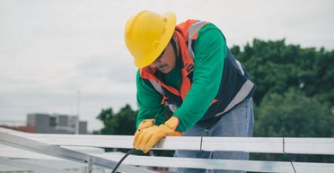 В Украине на работу приглашают мужчин, хотя ищут работу чаще женщины (инфографика)