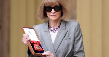 Головна редакторка Vogue на аудієнції у короля Чарльза III вперше зняла окуляри (фото)