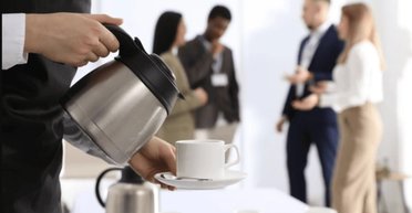 Співробітницю викликали до відділу кадрів: колега вирішив, що вона підливає алкоголь у каву