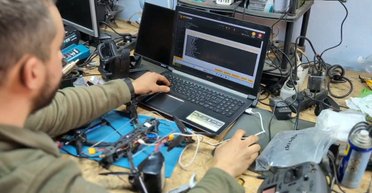 Мастерские дронов на фронте: для чего созданы, как работают и чем помогают бойцам