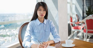 Співробітницю звільнили за те, що пішла з роботи на хвилину раніше: чим усе закінчилося