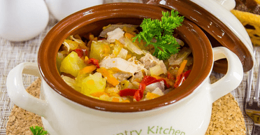 Капуста з картоплею та курячим філе в горщиках: простий рецепт смачної вечері