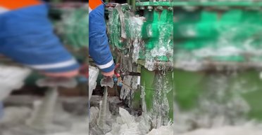 Приходится отогревать: Кличко показал, как коммунальщики возвращают тепло в дома киевлян