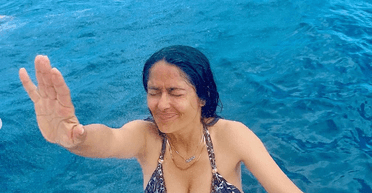 57-річна Сальма Хаєк позувала в синьо-білому бікіні (фото)